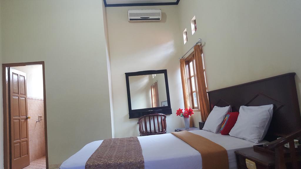 Putri Duyung Guest House Karangpandan Екстериор снимка