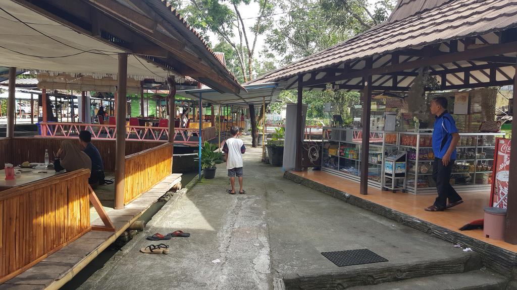 Putri Duyung Guest House Karangpandan Екстериор снимка