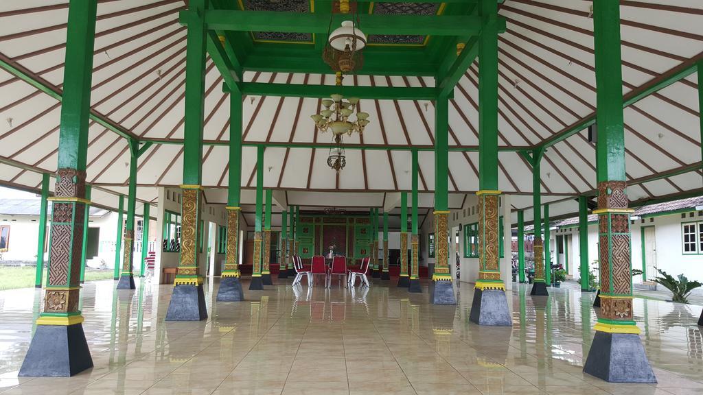 Putri Duyung Guest House Karangpandan Екстериор снимка