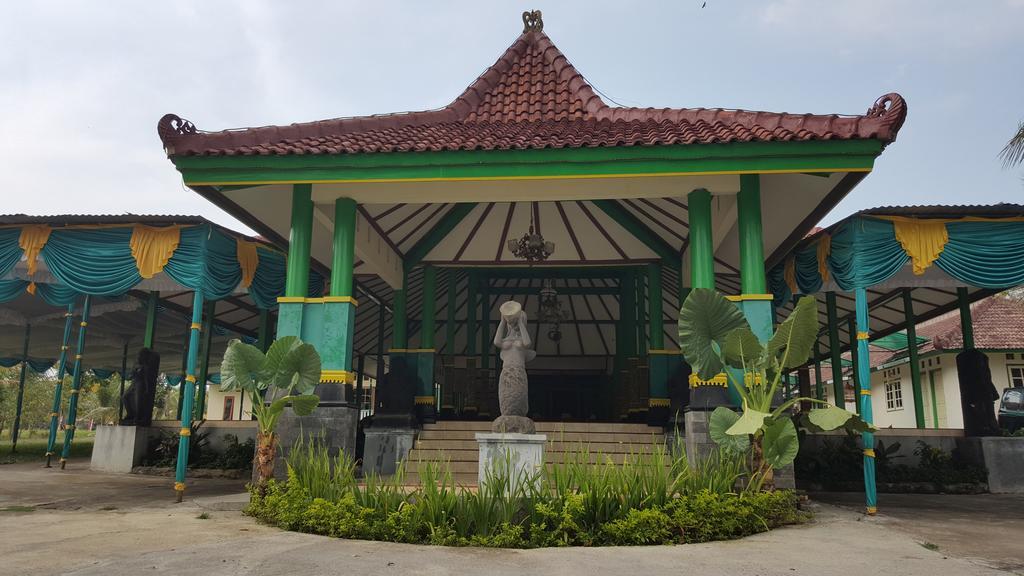 Putri Duyung Guest House Karangpandan Екстериор снимка