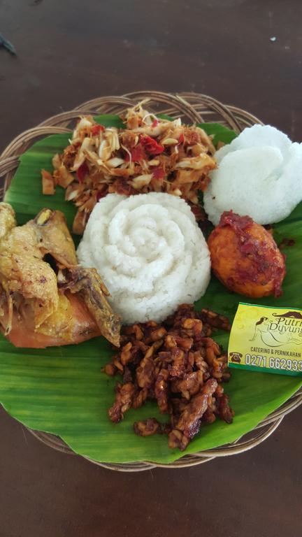 Putri Duyung Guest House Karangpandan Екстериор снимка