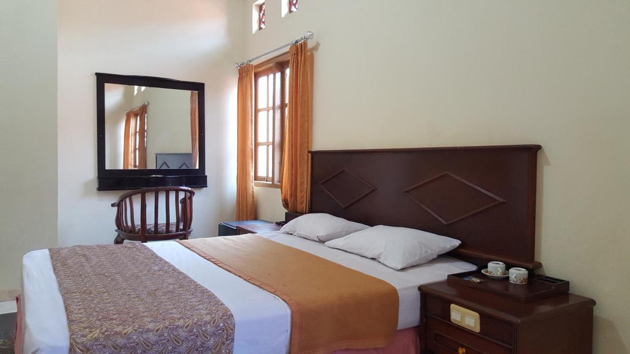 Putri Duyung Guest House Karangpandan Екстериор снимка