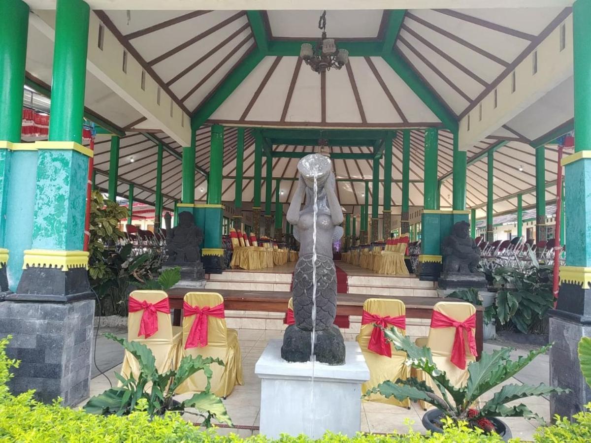 Putri Duyung Guest House Karangpandan Екстериор снимка