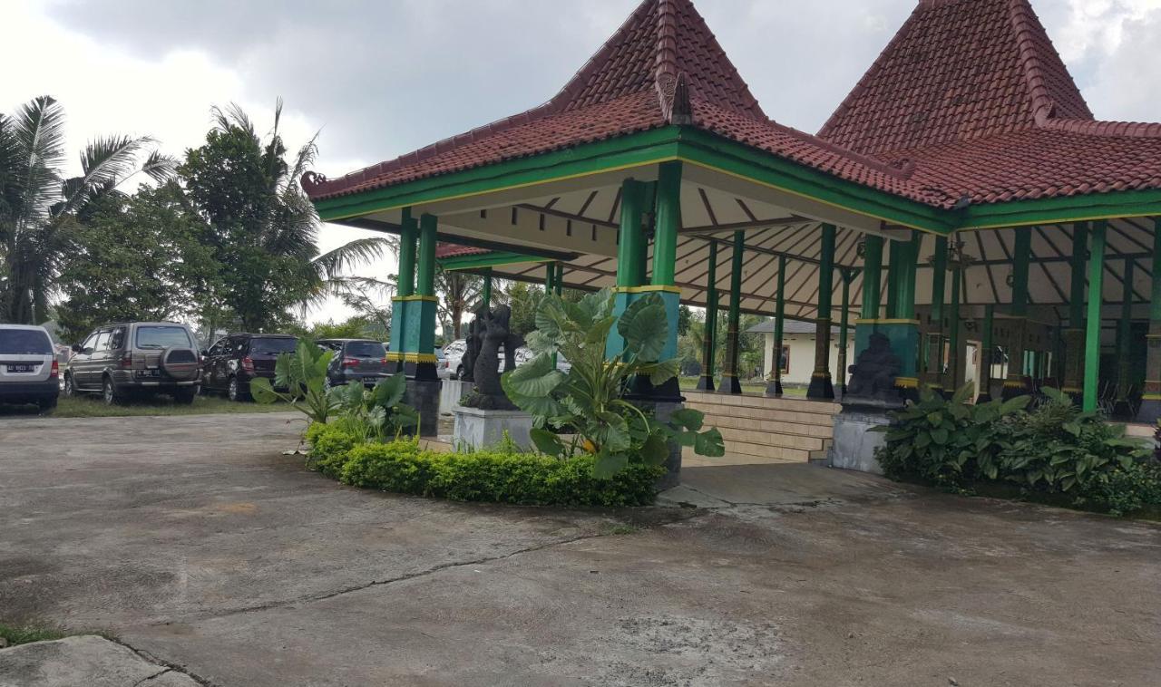 Putri Duyung Guest House Karangpandan Екстериор снимка