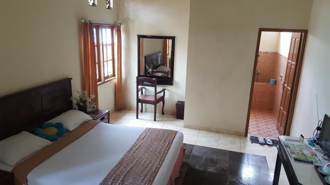 Putri Duyung Guest House Karangpandan Екстериор снимка